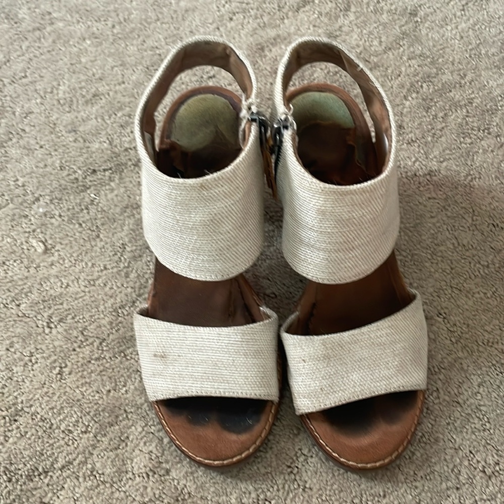 Adorable Toms sandals